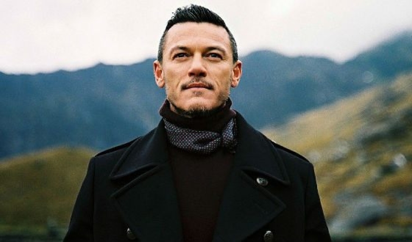 10 gay men adored by millions of women