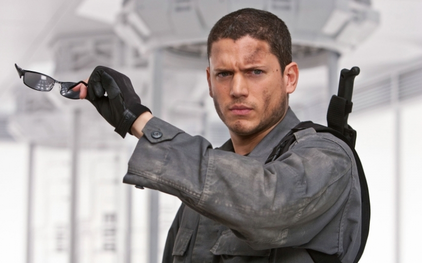 10 gay men adored by millions of women