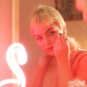 10 imágenes locas de la extravagante modelo Millie Sykes