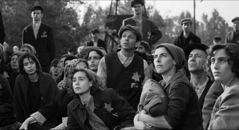 10 movie bloopers related to costumes, accessories and appearance 10 movie bloopers related to costumes, accessories and appearance