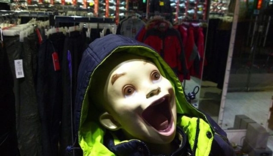 10 Stupid Mannequins You Can't Pass By