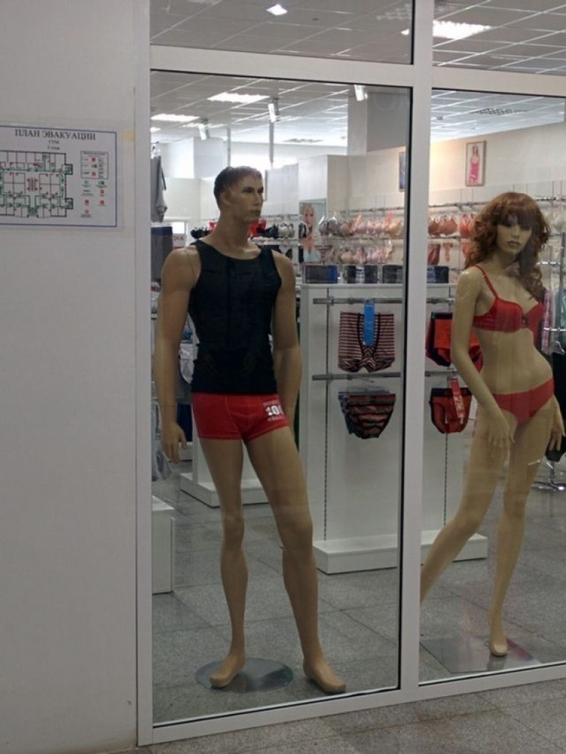 10 Stupid Mannequins You Can't Pass By