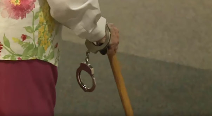 102-year-old grandmother was arrested so that she crossed out the item "To be arrested" from the wish list