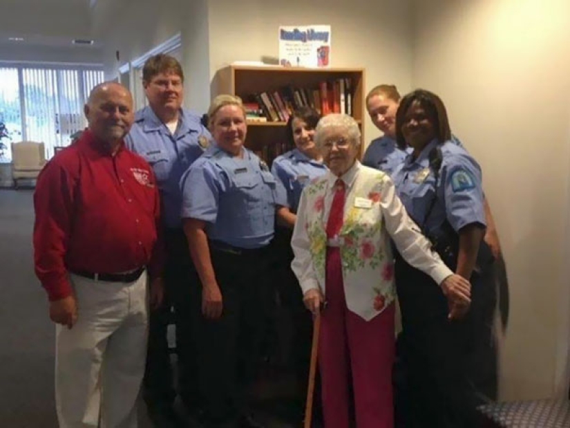 102-year-old grandmother was arrested so that she crossed out the item "To be arrested" from the wish list