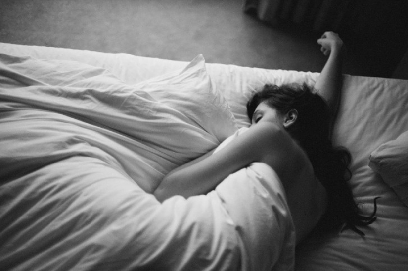 11 reasons to sleep naked