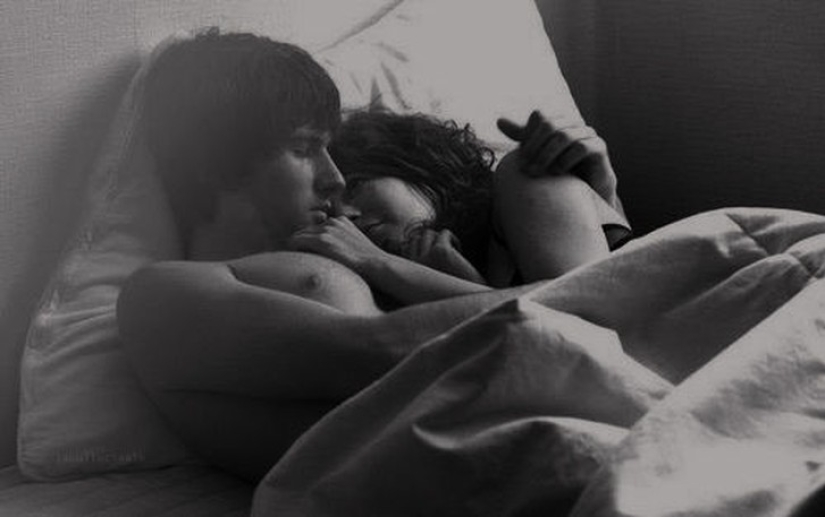 11 reasons to sleep naked