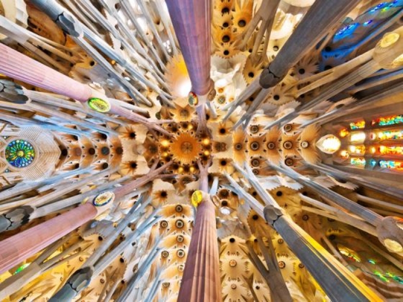 13 Impresionantes Fotos de la Arquitectura Mágica de Antoni Gaudí