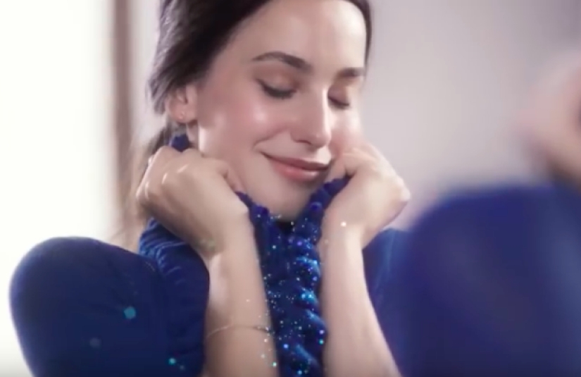 14 pointless things that women are forced to do in advertising