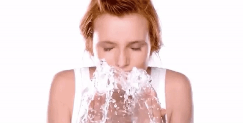 14 pointless things that women are forced to do in advertising