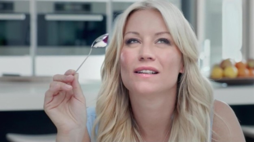 14 pointless things that women are forced to do in advertising