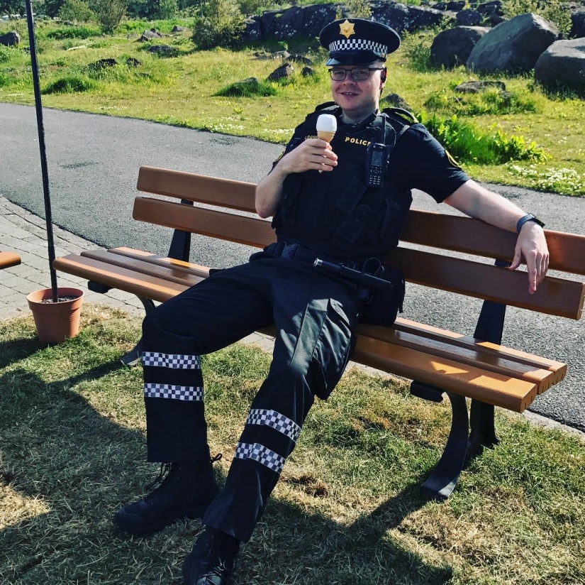 15+ photos proving that the cutest police officers work in Reykjavik