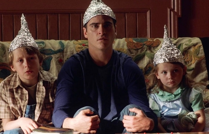 15 Times Hollywood Totally Forgot To Patch Up Some Major Plot Holes 15 Times Hollywood Totally Forgot To Patch Up Some Major Plot Holes