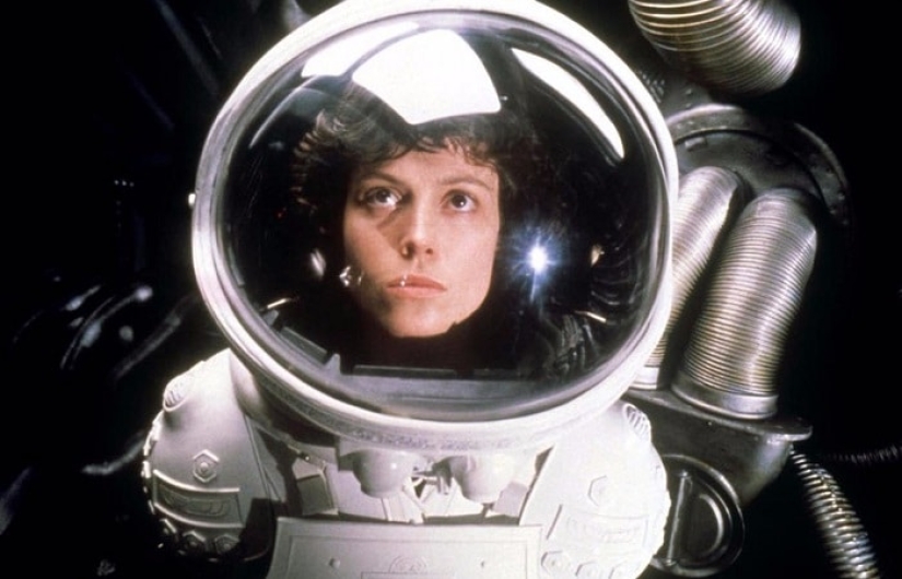 15 Times Hollywood Totally Forgot To Patch Up Some Major Plot Holes 15 Times Hollywood Totally Forgot To Patch Up Some Major Plot Holes