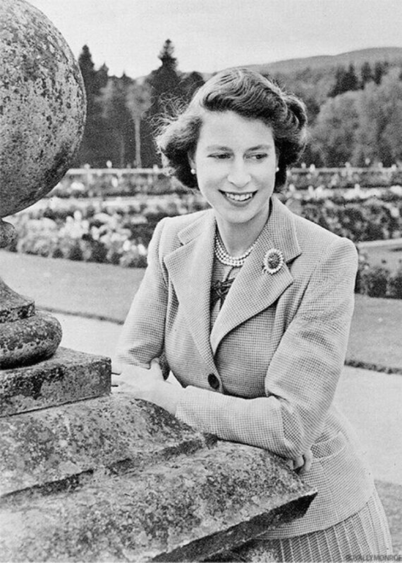 20 black-and-white portraits of a young Elizabeth II in the 1940s 20 black-and-white portraits of a young Elizabeth II in the 1940s