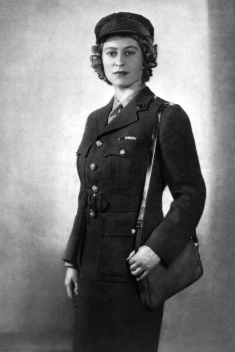 20 black-and-white portraits of a young Elizabeth II in the 1940s 20 black-and-white portraits of a young Elizabeth II in the 1940s