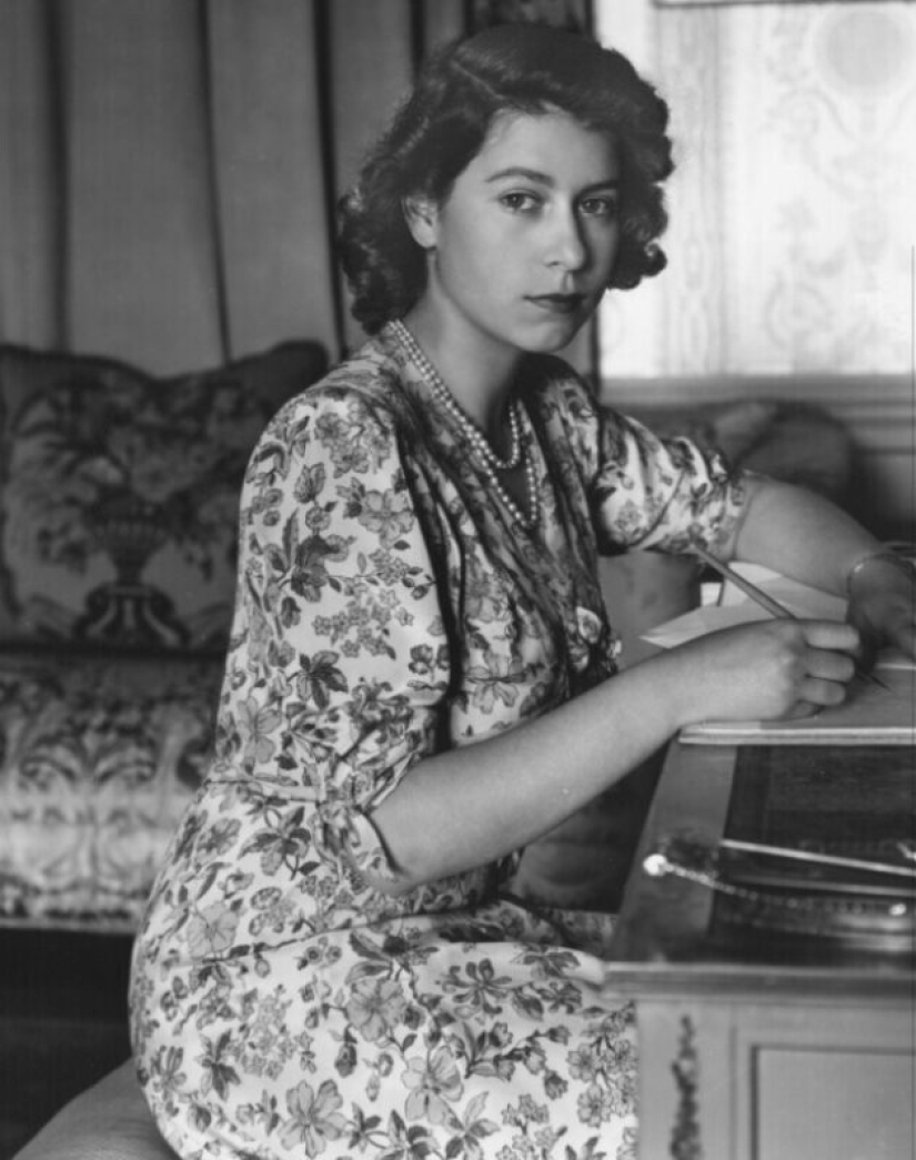 20 black-and-white portraits of a young Elizabeth II in the 1940s 20 black-and-white portraits of a young Elizabeth II in the 1940s