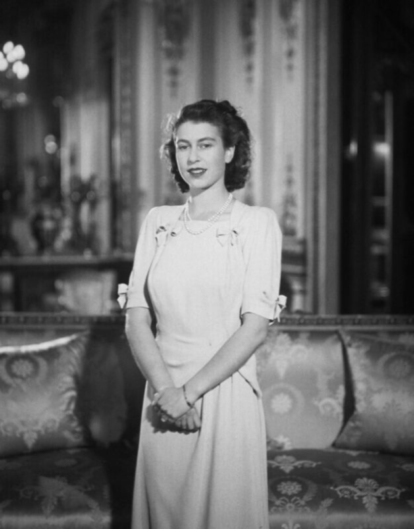 20 black-and-white portraits of a young Elizabeth II in the 1940s 20 black-and-white portraits of a young Elizabeth II in the 1940s