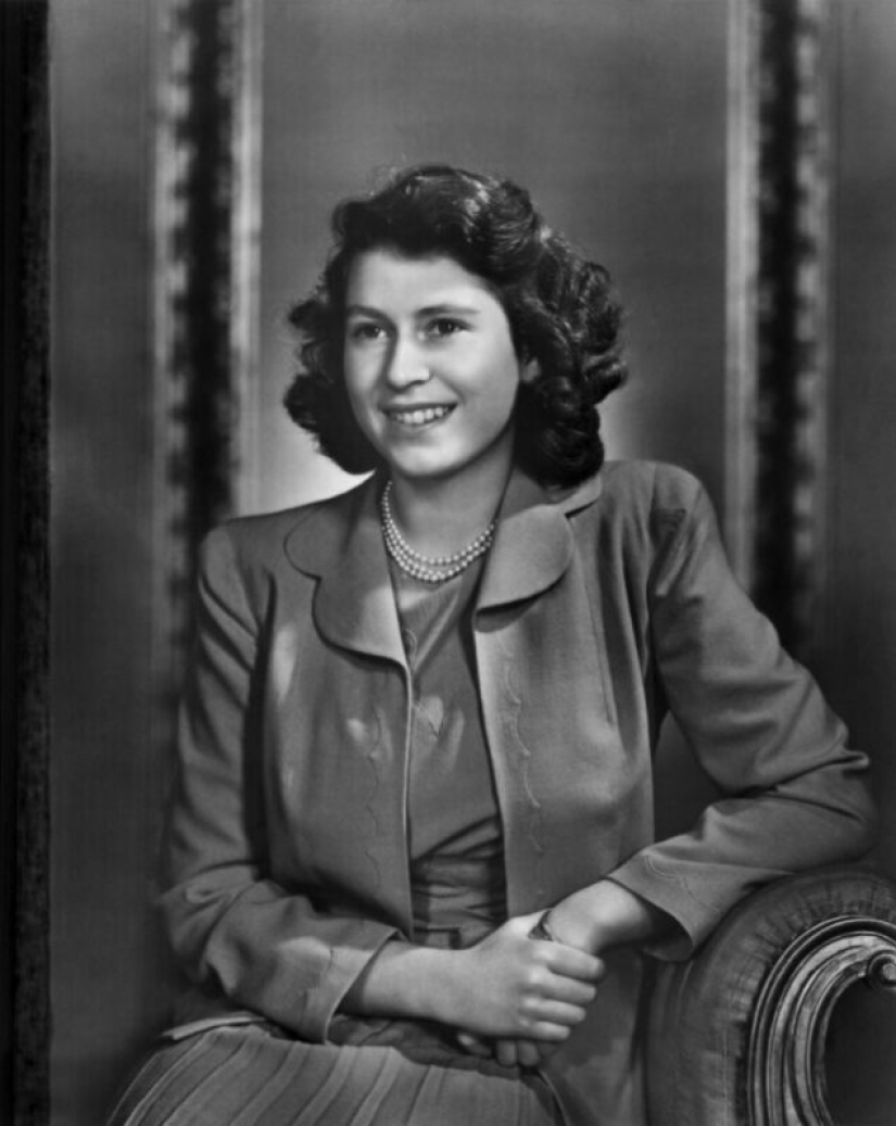20 black-and-white portraits of a young Elizabeth II in the 1940s 20 black-and-white portraits of a young Elizabeth II in the 1940s