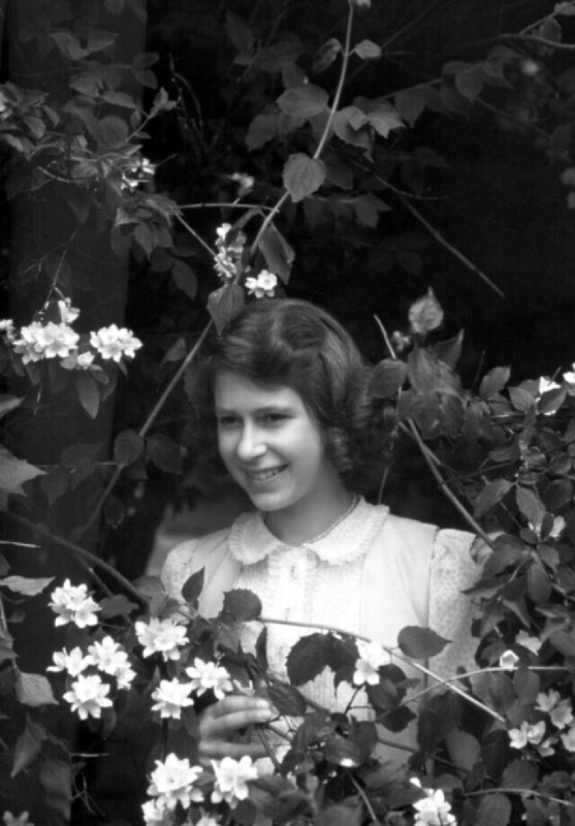 20 black-and-white portraits of a young Elizabeth II in the 1940s 20 black-and-white portraits of a young Elizabeth II in the 1940s