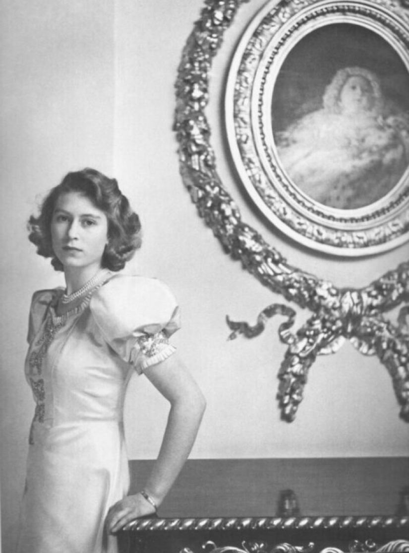 20 black-and-white portraits of a young Elizabeth II in the 1940s 20 black-and-white portraits of a young Elizabeth II in the 1940s
