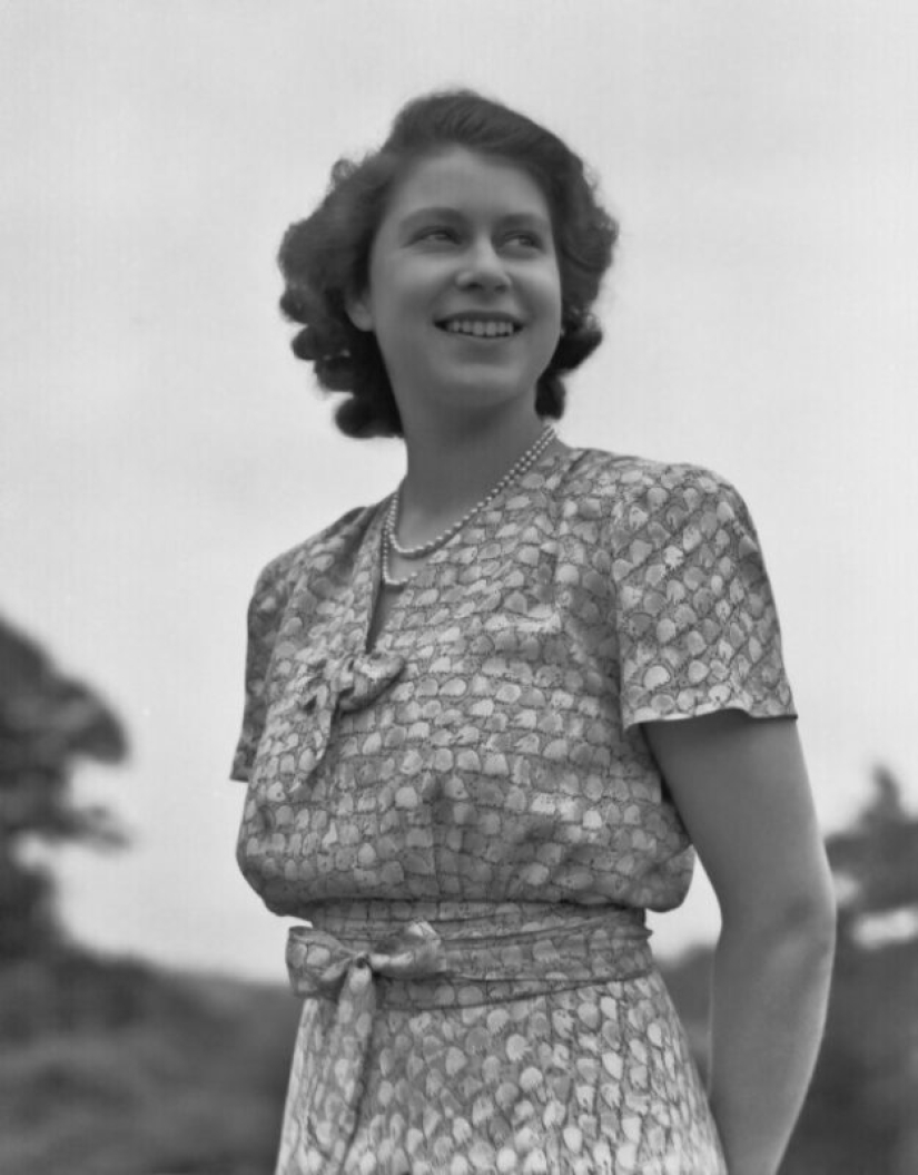 20 black-and-white portraits of a young Elizabeth II in the 1940s 20 black-and-white portraits of a young Elizabeth II in the 1940s