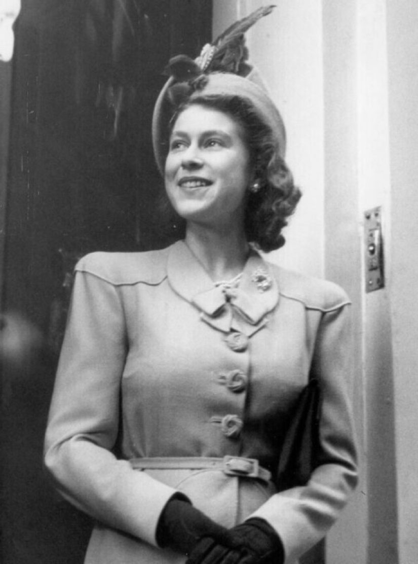 20 black-and-white portraits of a young Elizabeth II in the 1940s 20 black-and-white portraits of a young Elizabeth II in the 1940s