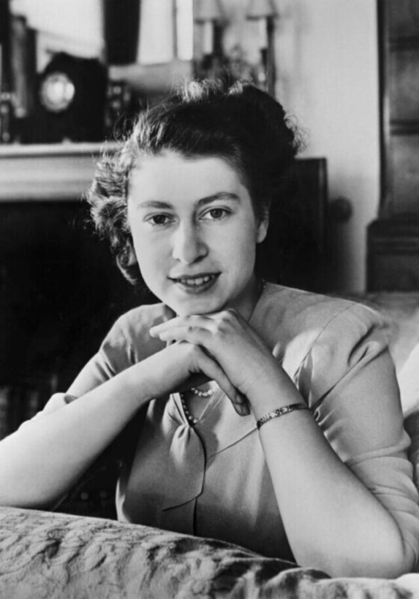 20 black-and-white portraits of a young Elizabeth II in the 1940s 20 black-and-white portraits of a young Elizabeth II in the 1940s