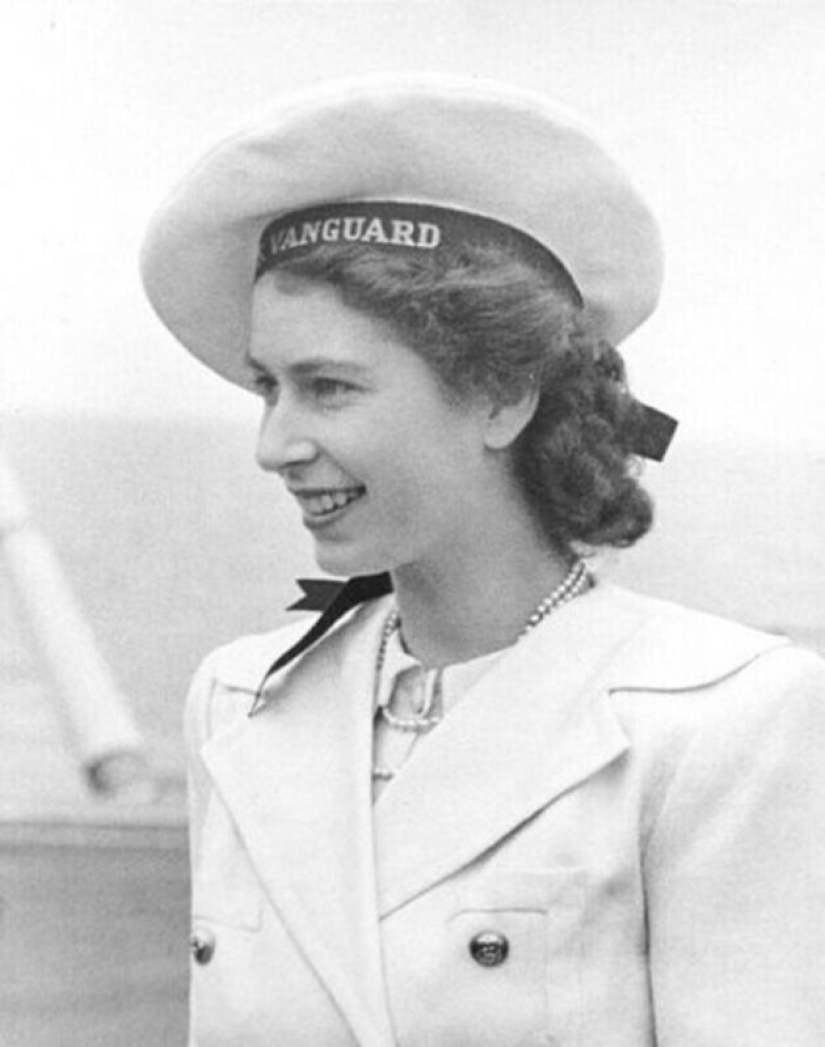 20 black-and-white portraits of a young Elizabeth II in the 1940s 20 black-and-white portraits of a young Elizabeth II in the 1940s