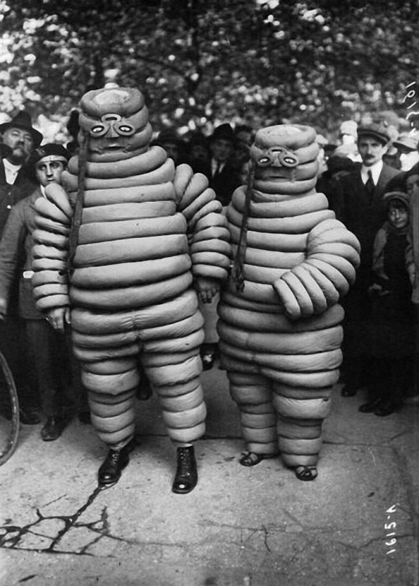 20 disfraces de Halloween extraños y ridículos de fotos antiguas