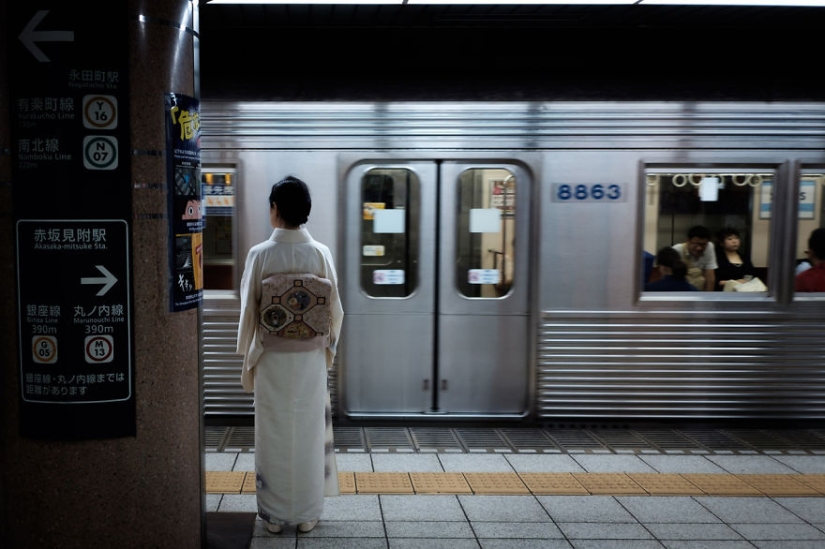 20 fotogramas de fotografía callejera que revelan un lado desconocido de Japón