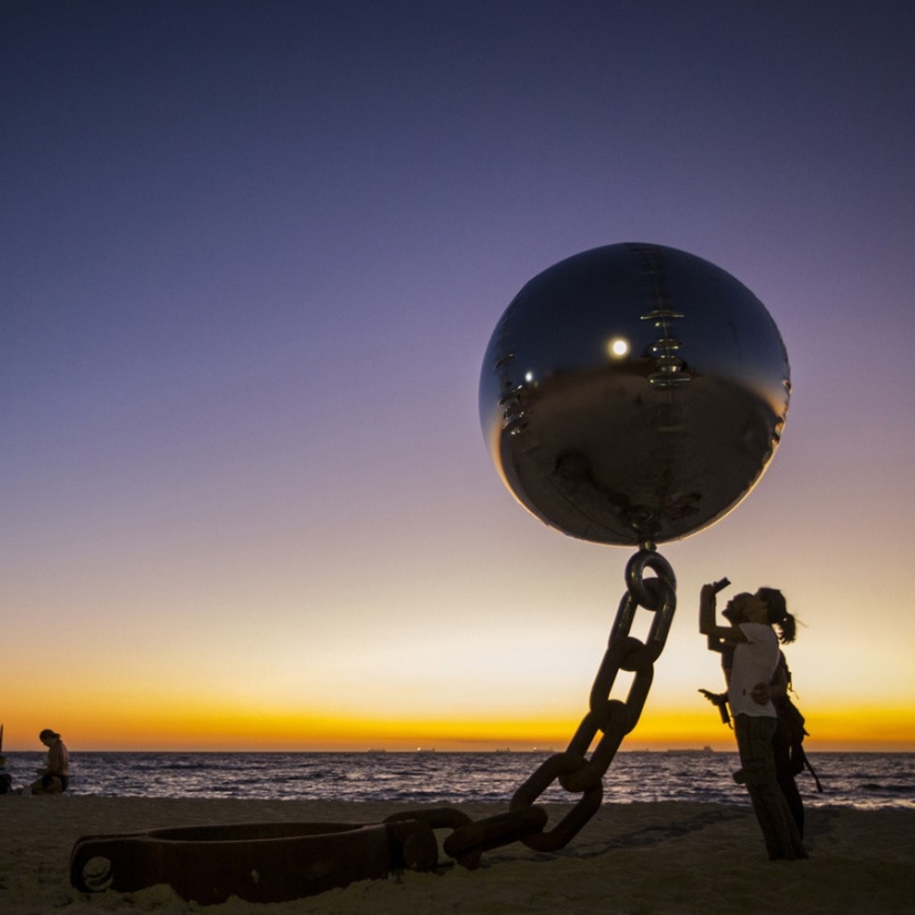 20 sculptures defying gravity