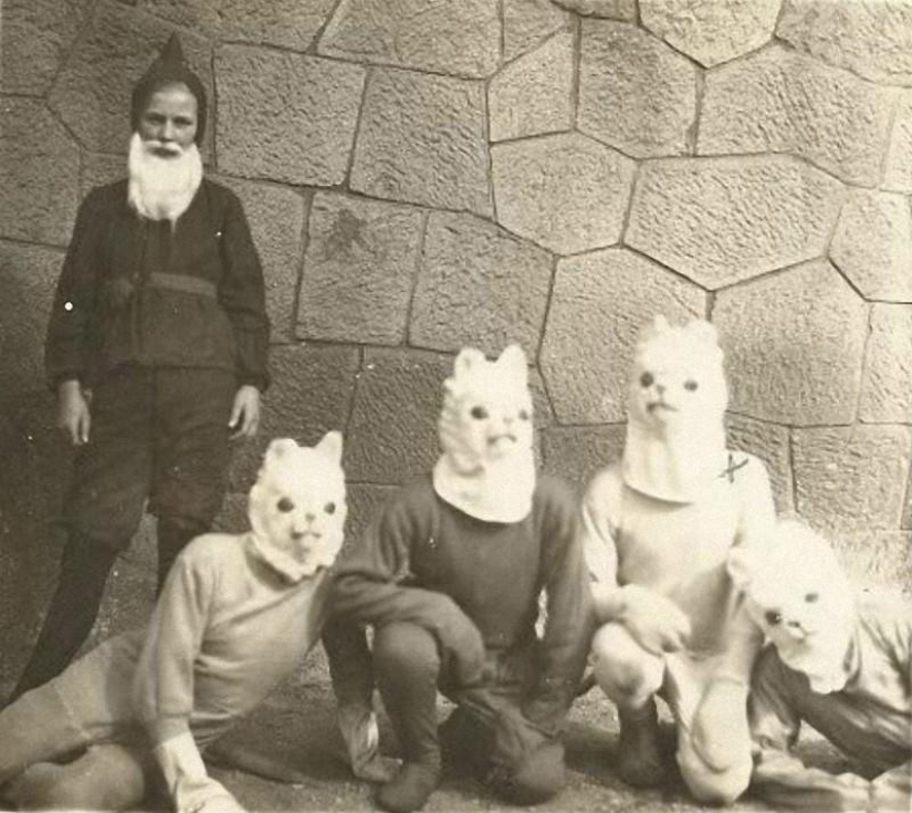 20 weird and Ridiculous Halloween costumes from old photos