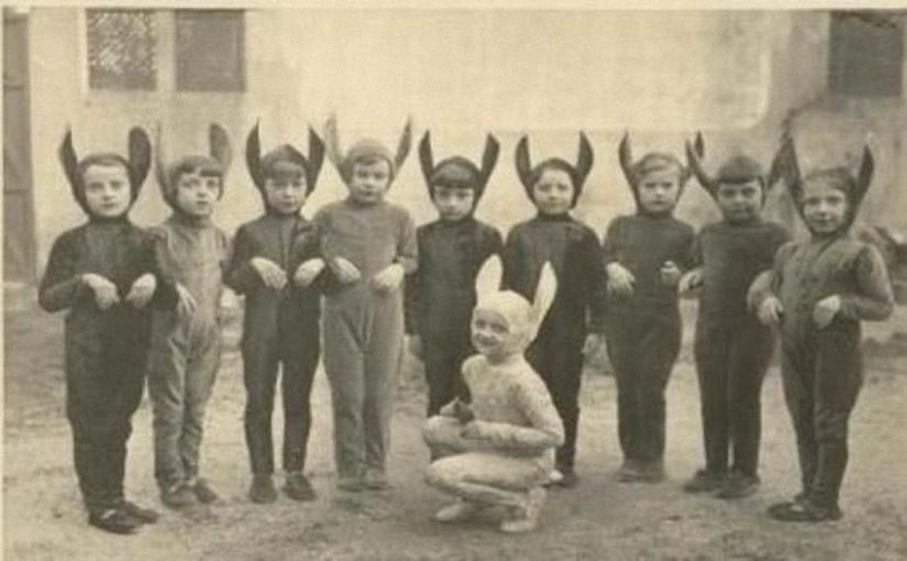 20 weird and Ridiculous Halloween costumes from old photos