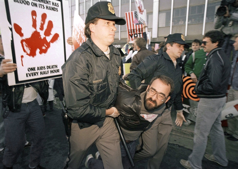 21 fotos aterradoras de los años 80, cuando el mundo se enteró del SIDA 21 fotos aterradoras de los años 80, cuando el mundo se enteró del SIDA