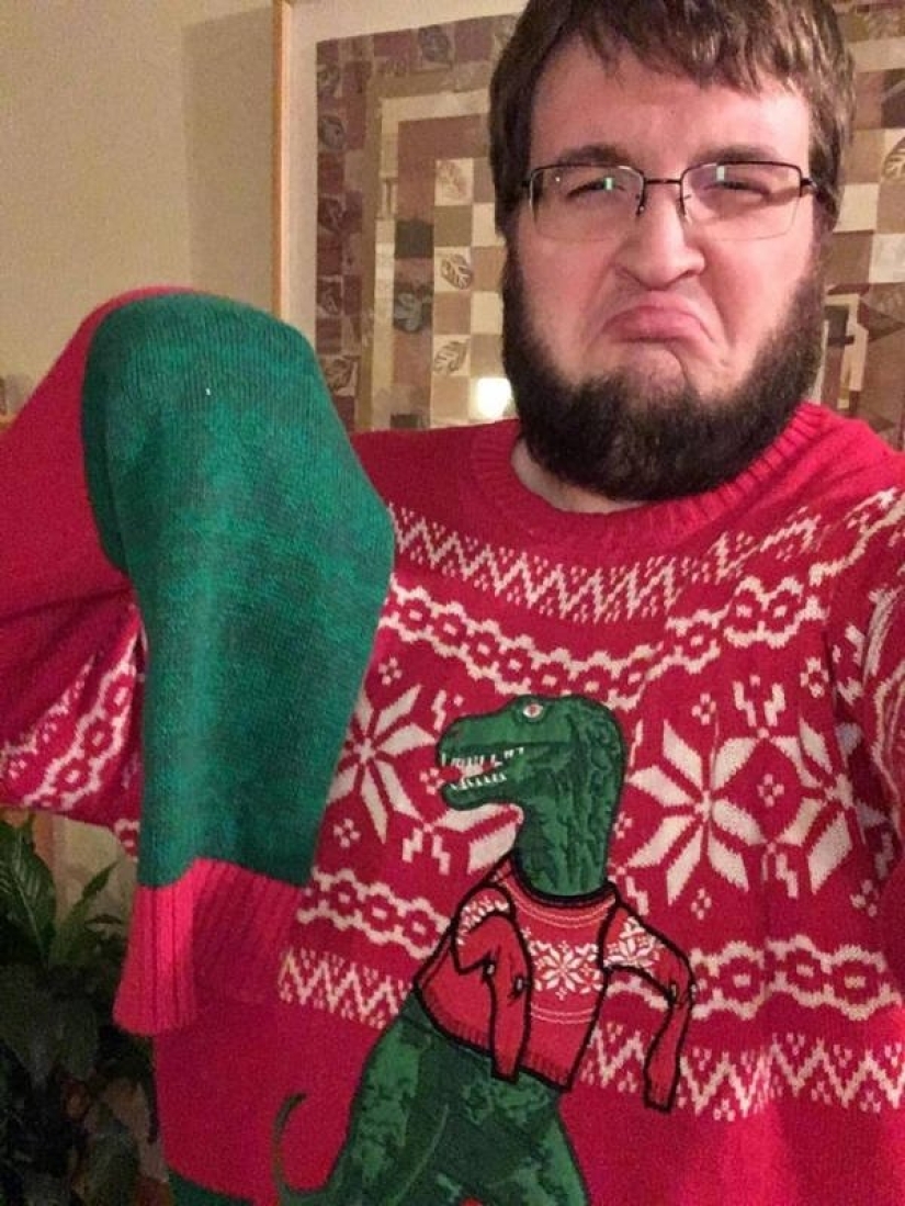 24 ridiculous sweaters that mock Christmas