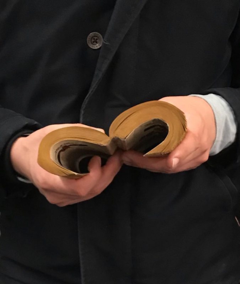 27 atmospheric pictures from Instagram dedicated to the hands of New York subway passengers 27 atmospheric pictures from Instagram dedicated to the hands of New York subway passengers