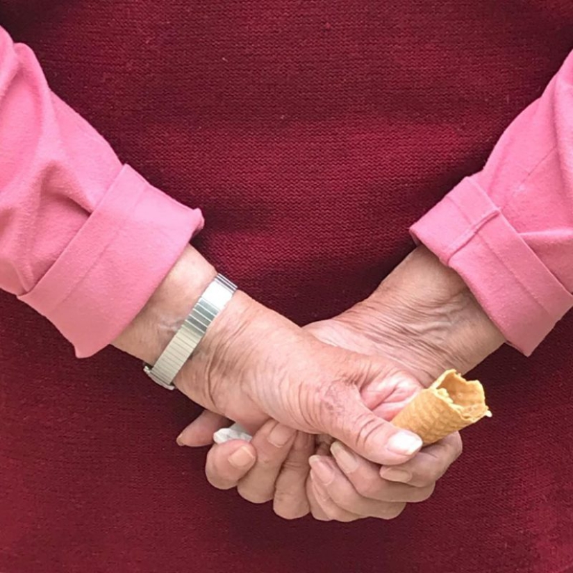 27 atmospheric pictures from Instagram dedicated to the hands of New York subway passengers 27 atmospheric pictures from Instagram dedicated to the hands of New York subway passengers