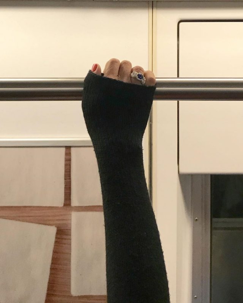 27 atmospheric pictures from Instagram dedicated to the hands of New York subway passengers 27 atmospheric pictures from Instagram dedicated to the hands of New York subway passengers