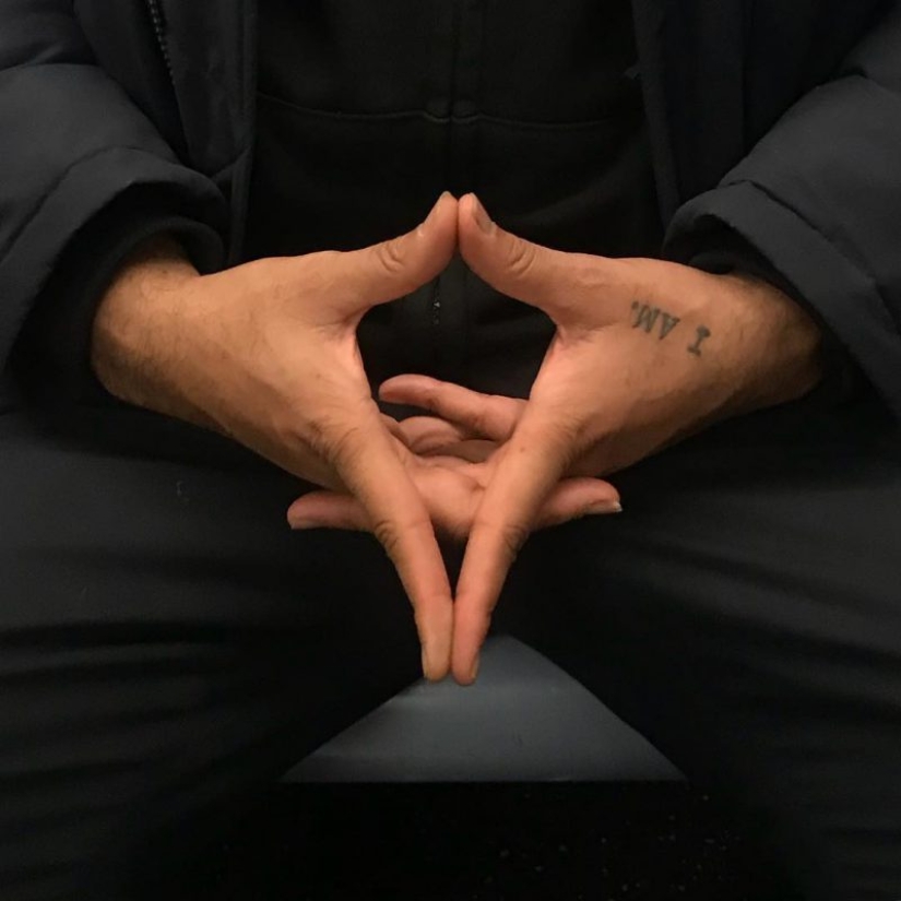 27 atmospheric pictures from Instagram dedicated to the hands of New York subway passengers 27 atmospheric pictures from Instagram dedicated to the hands of New York subway passengers