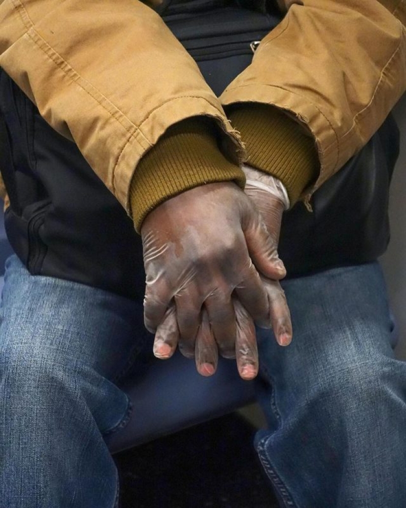 27 atmospheric pictures from Instagram dedicated to the hands of New York subway passengers 27 atmospheric pictures from Instagram dedicated to the hands of New York subway passengers