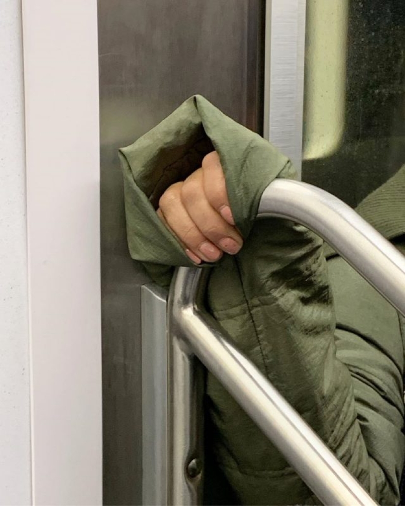27 atmospheric pictures from Instagram dedicated to the hands of New York subway passengers 27 atmospheric pictures from Instagram dedicated to the hands of New York subway passengers