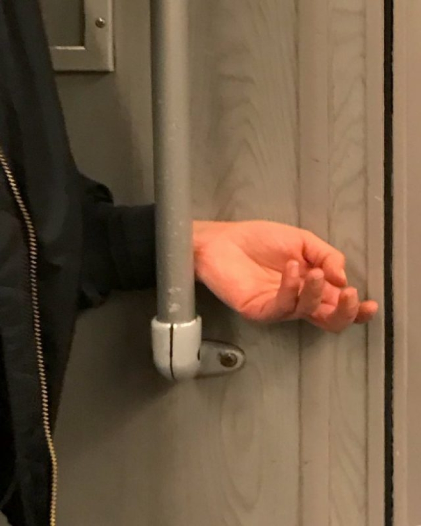 27 atmospheric pictures from Instagram dedicated to the hands of New York subway passengers 27 atmospheric pictures from Instagram dedicated to the hands of New York subway passengers