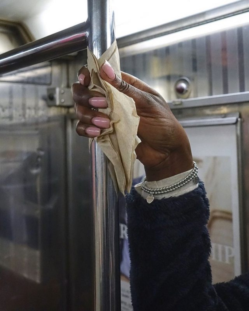 27 atmospheric pictures from Instagram dedicated to the hands of New York subway passengers 27 atmospheric pictures from Instagram dedicated to the hands of New York subway passengers