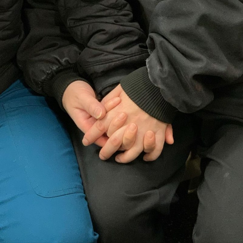 27 atmospheric pictures from Instagram dedicated to the hands of New York subway passengers 27 atmospheric pictures from Instagram dedicated to the hands of New York subway passengers