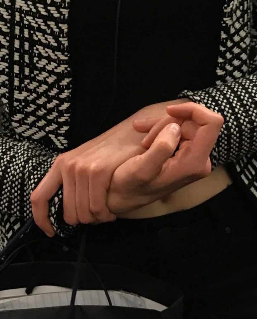 27 atmospheric pictures from Instagram dedicated to the hands of New York subway passengers 27 atmospheric pictures from Instagram dedicated to the hands of New York subway passengers