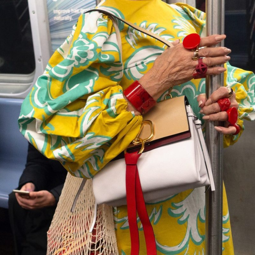 27 atmospheric pictures from Instagram dedicated to the hands of New York subway passengers 27 atmospheric pictures from Instagram dedicated to the hands of New York subway passengers