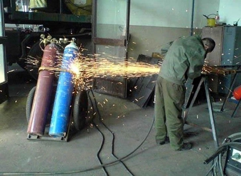 27 photos showing why women live longer than men