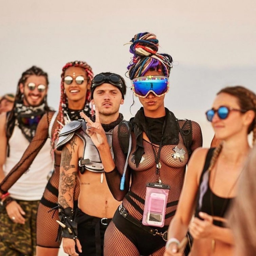 30 fotos de chicas calientes del festival de luz y fuego "Burning Man 2018"