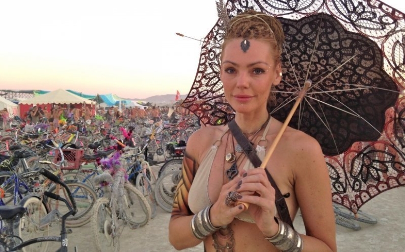 30 fotos de chicas calientes del festival de luz y fuego "Burning Man 2018"