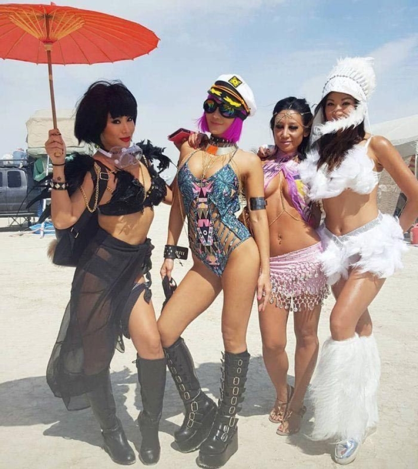 30 fotos de chicas calientes del festival de luz y fuego "Burning Man 2018"